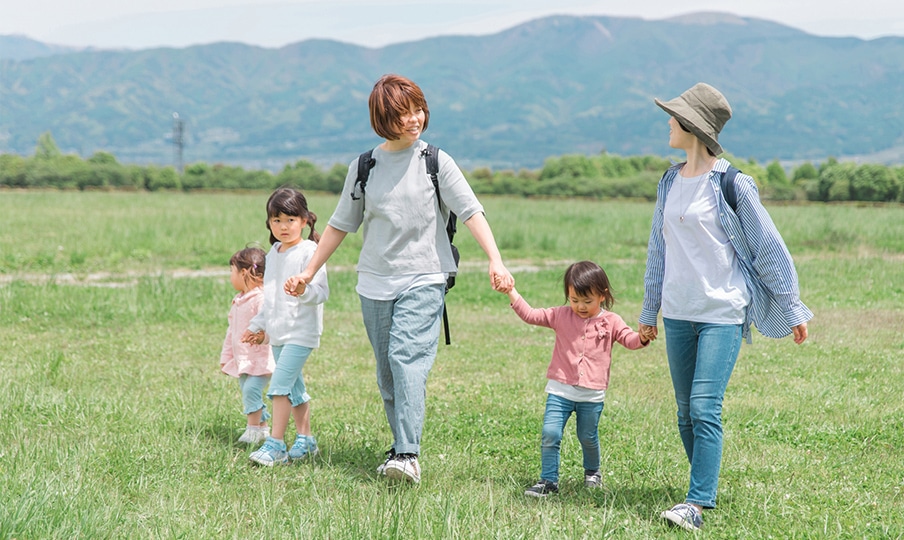大人と子供の画像